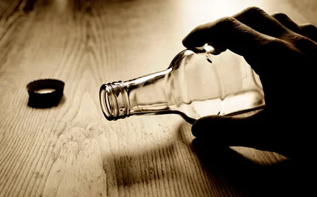 Пустая бутылка в руке